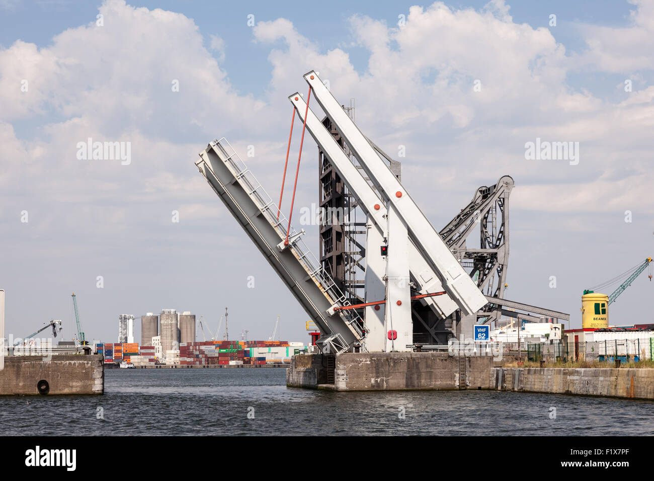 Pont mobile automatique dans le port d'Anvers Banque D'Images