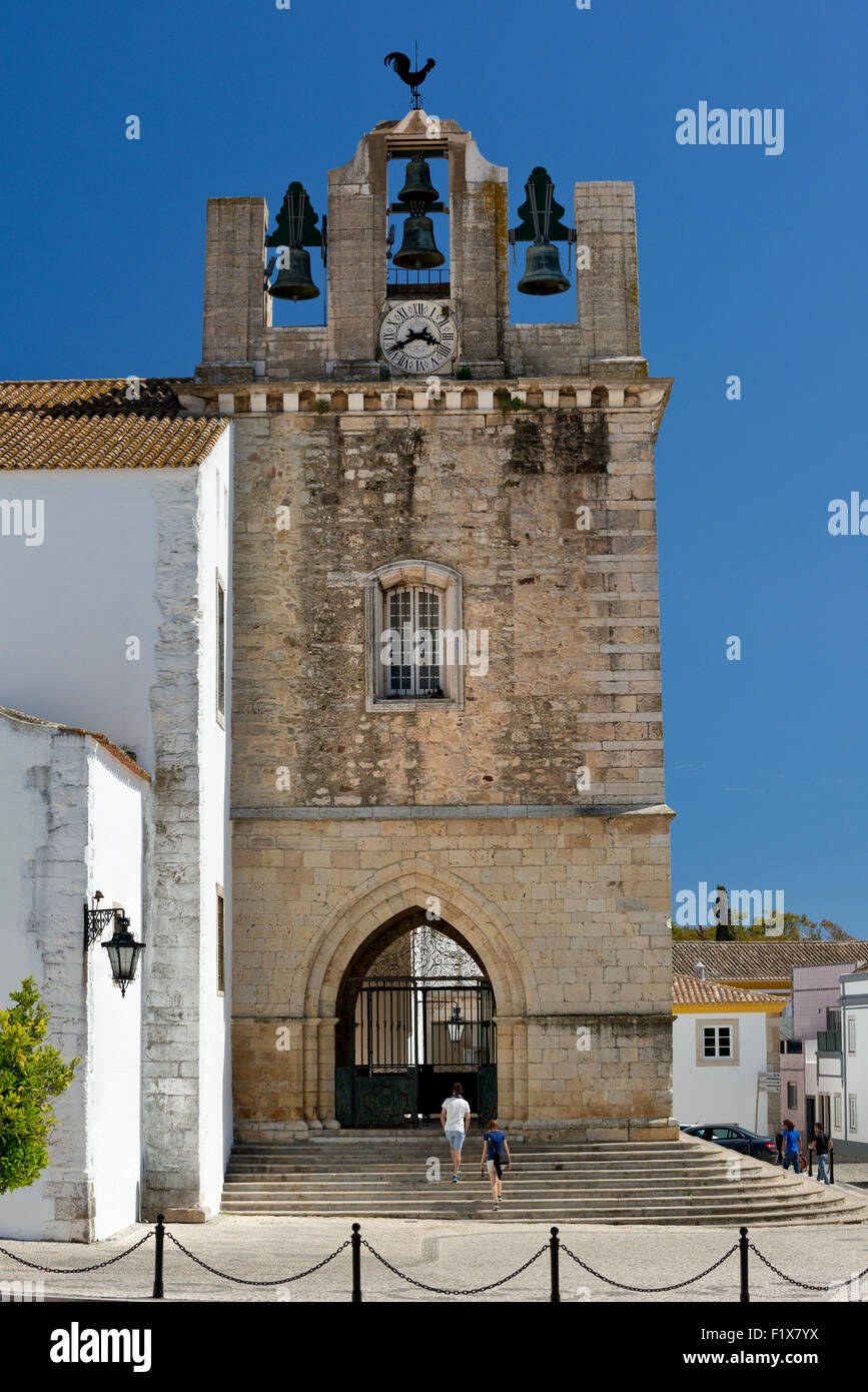 Tour de l'église cathédrale de Faro, les cigognes' niche sur un bâtiment historique dans la vieille ville de Faro, Algarve, Portugal Banque D'Images