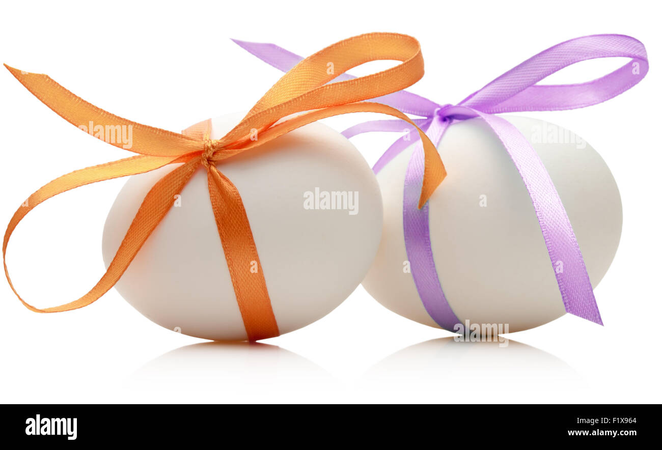 Deux oeufs de Pâques avec orange et violet fête arc isolé sur fond blanc. Banque D'Images