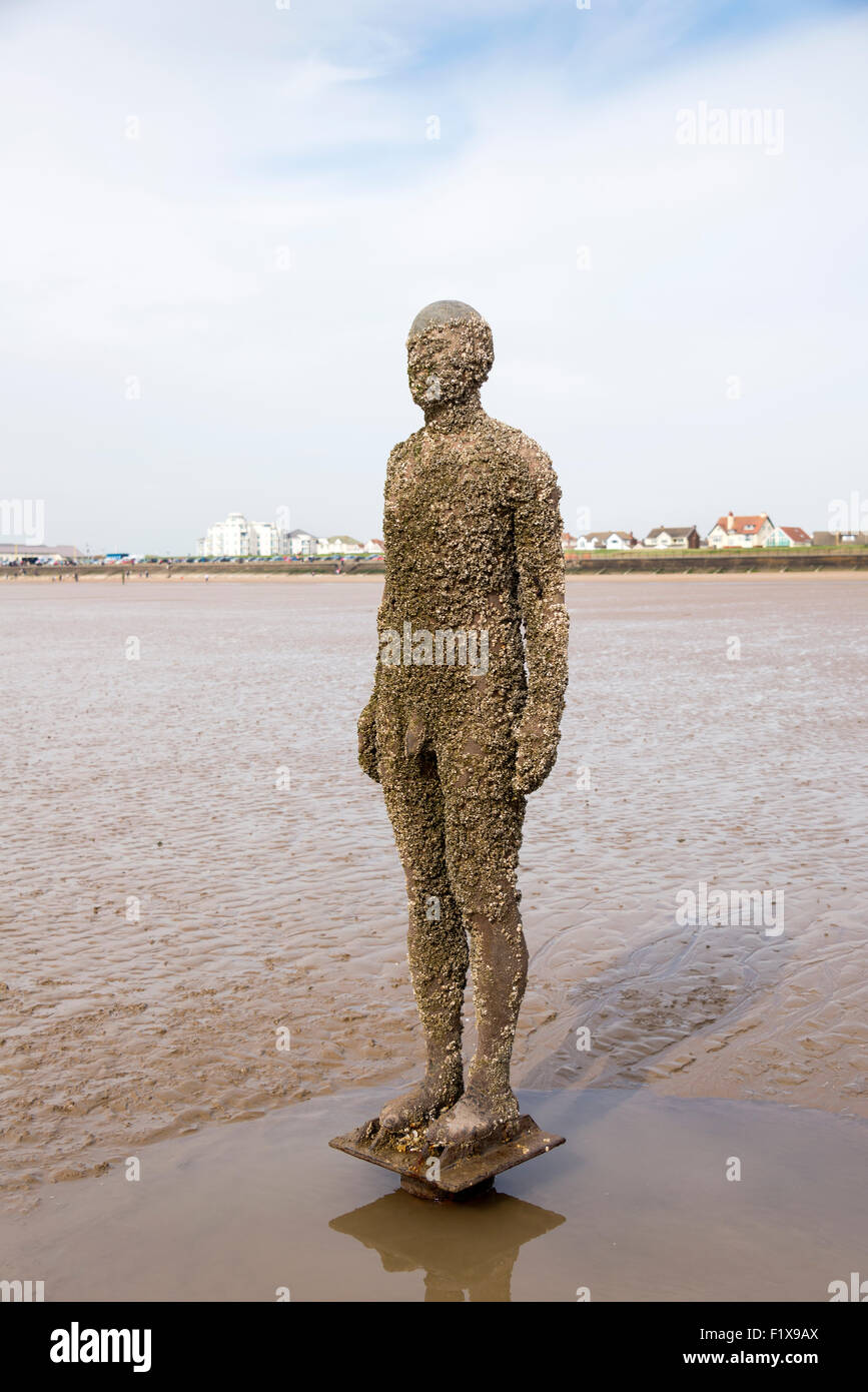 Un autre endroit - une sculpture par Anthony Gormley, Crosby Beach, Merseyside, Angleterre, Royaume-Uni. Banque D'Images