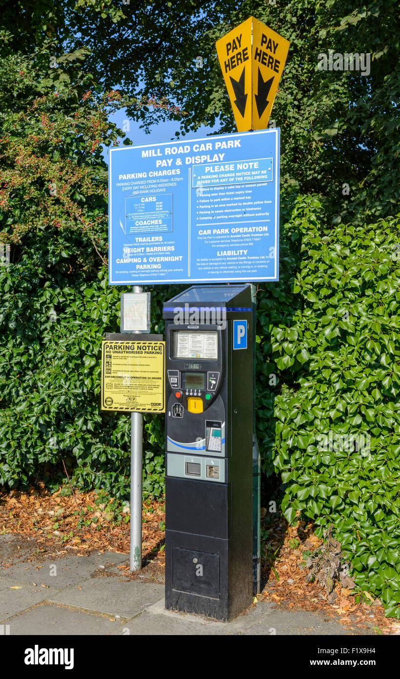 Payer et Afficher machine billetterie dans un parking en Angleterre, Royaume-Uni. Banque D'Images