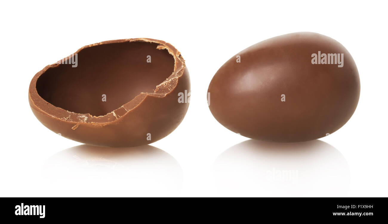 Oeuf en chocolat sur fond blanc. Banque D'Images