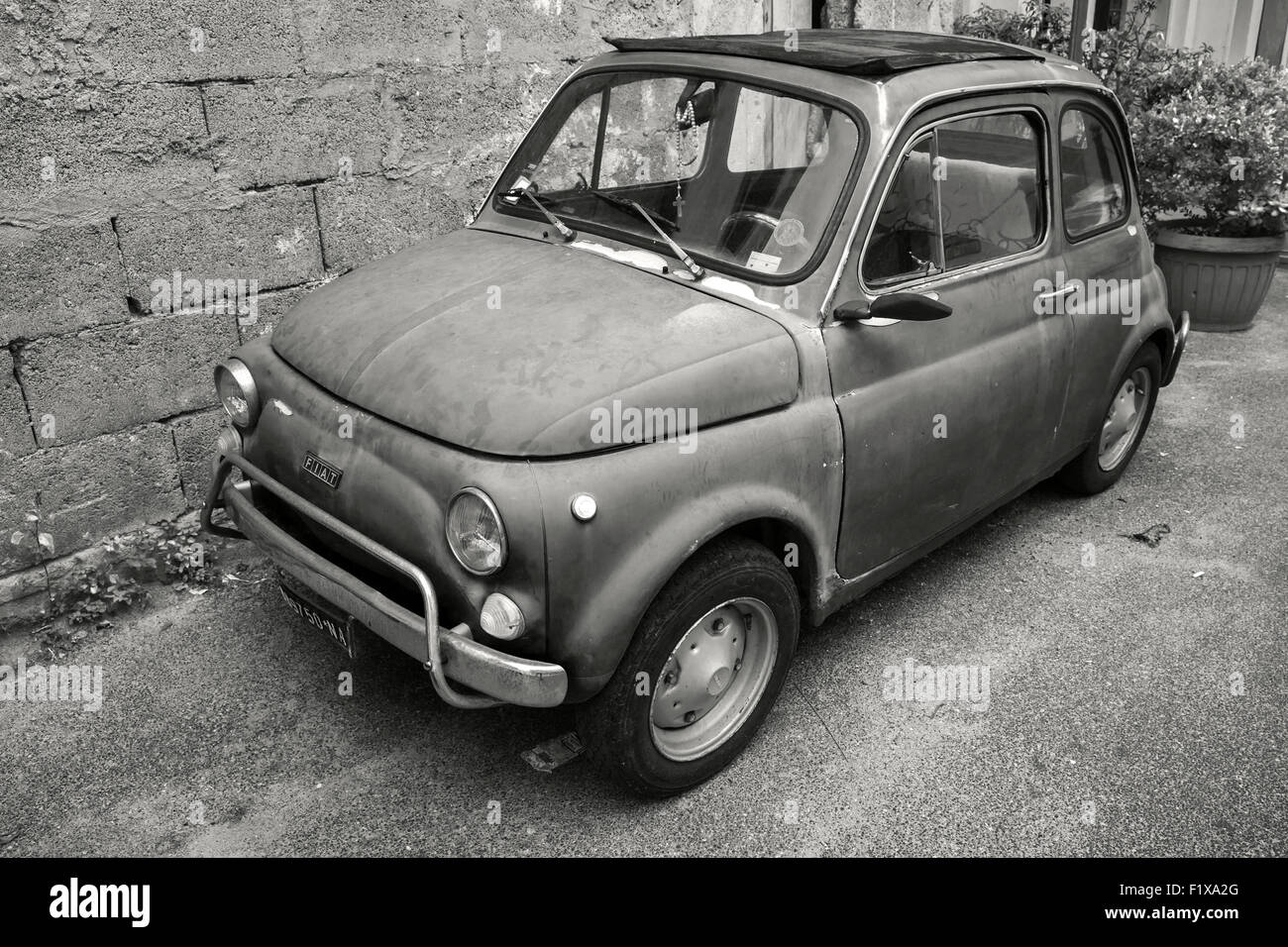 Lacco Ameno, Italie - 15 août 2015 : Ancienne Fiat Nuova 500 ville voiture produite par le constructeur italien Fiat entre 1957 et 197 Banque D'Images
