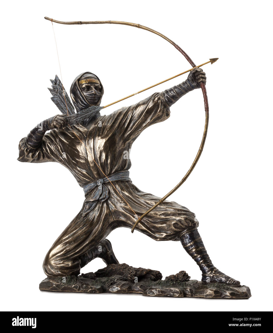 Statue en bronze de ninja avec noeud sur l'arrière-plan blanc. Banque D'Images