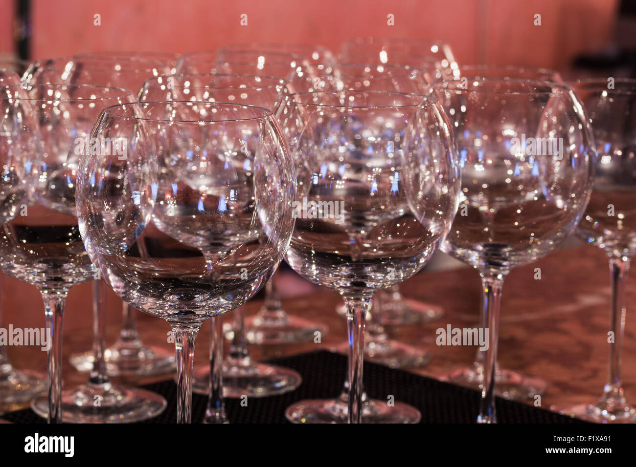 Verres à vin en cristal sur la table. Banque D'Images