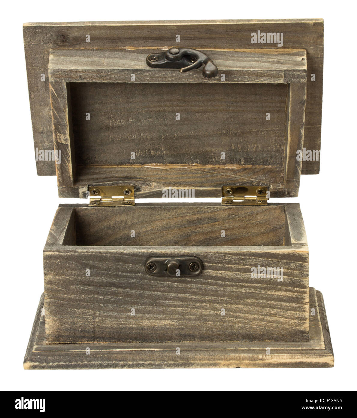 Vintage boîte en bois isolé sur le fond blanc. Banque D'Images