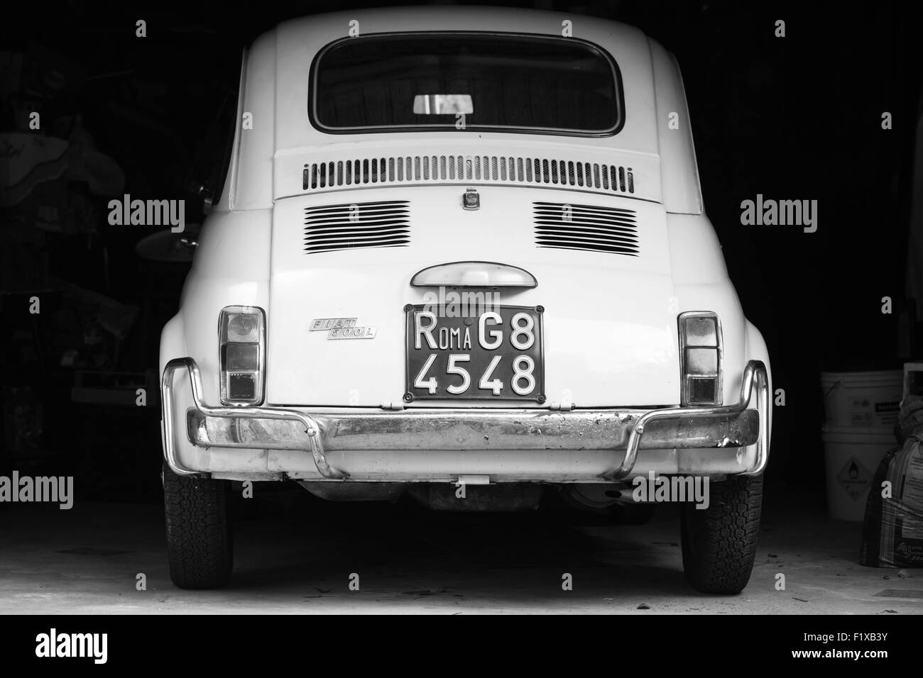 Casamicciola Terme, Italie - 12 août 2015 : Vieille voiture Fiat 500 L blanc se tient dans un garage sombre, vue arrière Banque D'Images