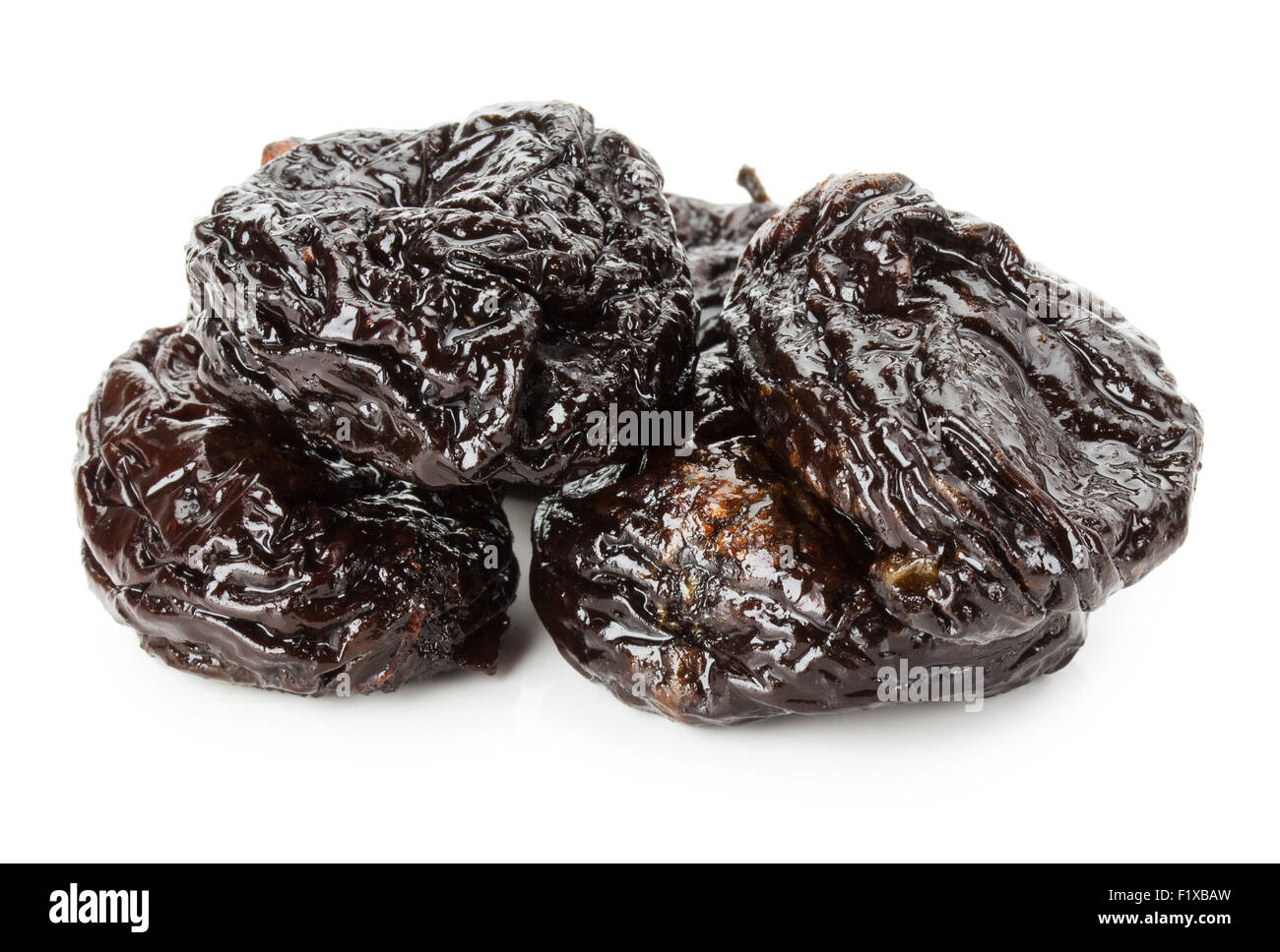 Les pruneaux isolé sur le fond blanc. Banque D'Images