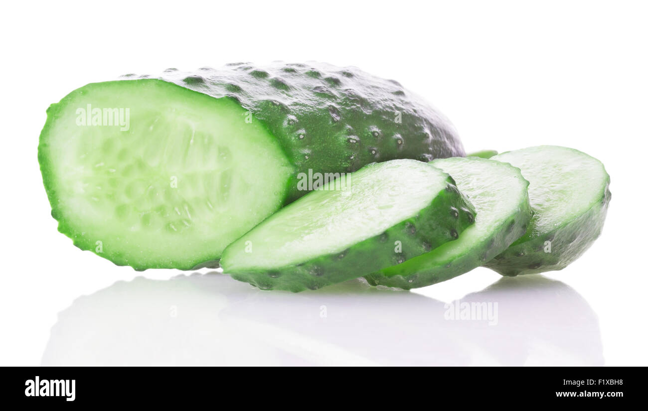 Les tranches de concombre et isolated over white background. Banque D'Images