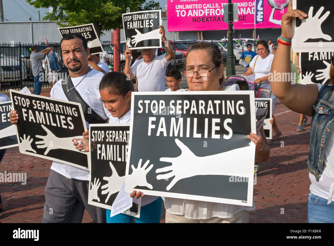 Detroit, Michigan - défenseurs des droits de l'Immigration participent au défilé de la fête du Travail. Banque D'Images