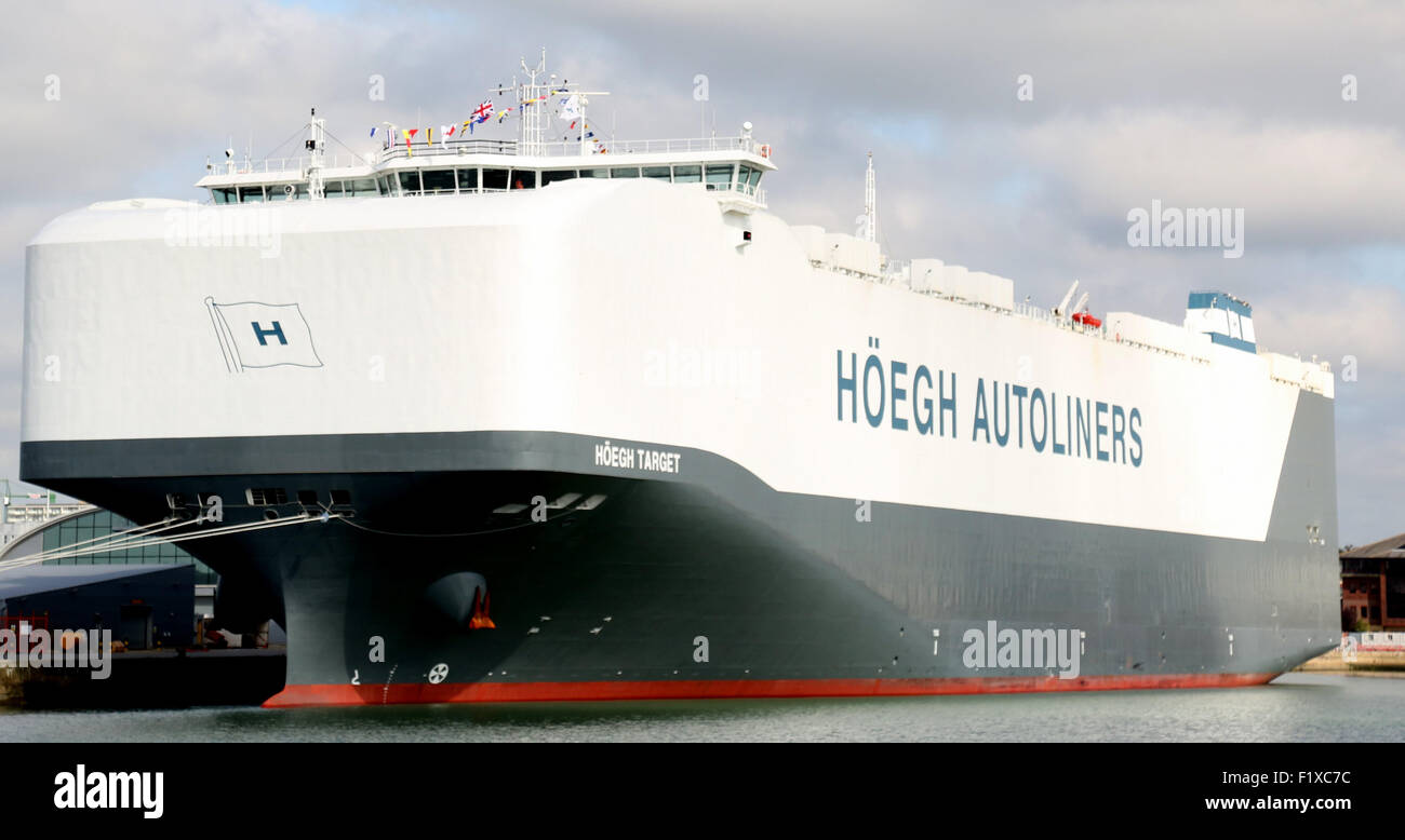 Southampton, Hampshire, Royaume-Uni. 8 Septembre, 2015. L'objectif est de faire ses Hoegh première apparition dans le port de la ville dans le cadre de son premier voyage à travers le monde. C'est le plus grand transporteur de voitures et de camions pur (PCTC) sur la planète et est capable de transporter 8 500 voitures avec un espace de pont de 71 400-mètres (sq). Le transporteur est à 200 mètres de longueur, 36 mètres de large et possède un espace de pont qui est la taille de 10 terrains de football. Le nouveau navire géant sera incontournable car il arrive à Southampton ayant déjà visité de Tyne et Wear à la fin du mois d'août. Crédit : Jason Kay/Alamy Live News Banque D'Images