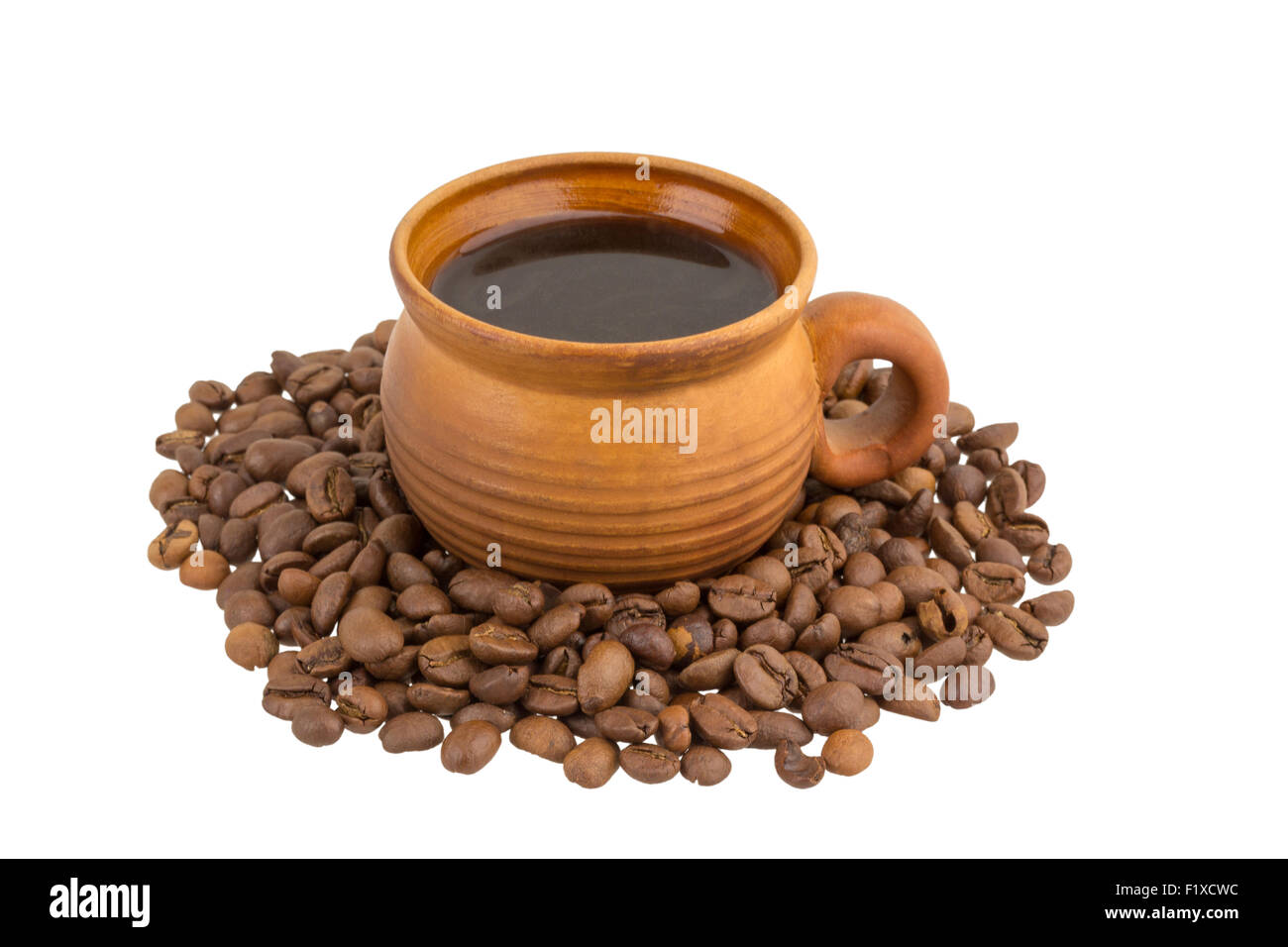 Tasse de café avec des grains sur un fond blanc. Banque D'Images