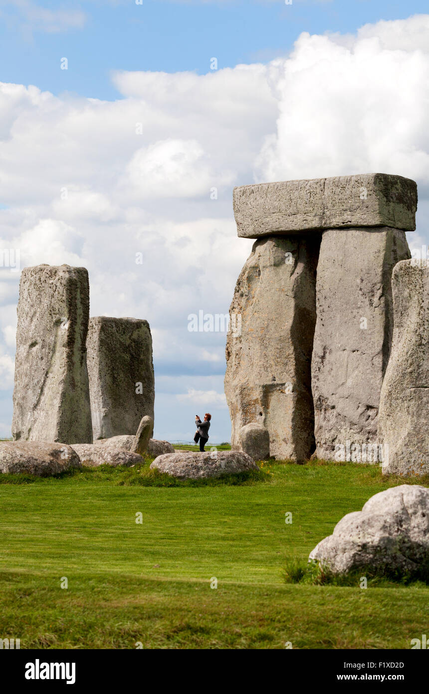 Un touriste prend une photo, site classé au patrimoine mondial de Stonehenge, Wiltshire, England UK Banque D'Images