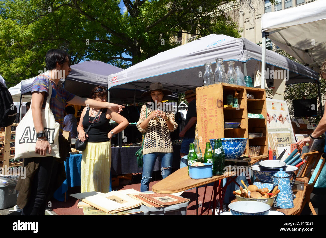 Marché aux puces de Brooklyn new york étals d'antiquités Banque D'Images