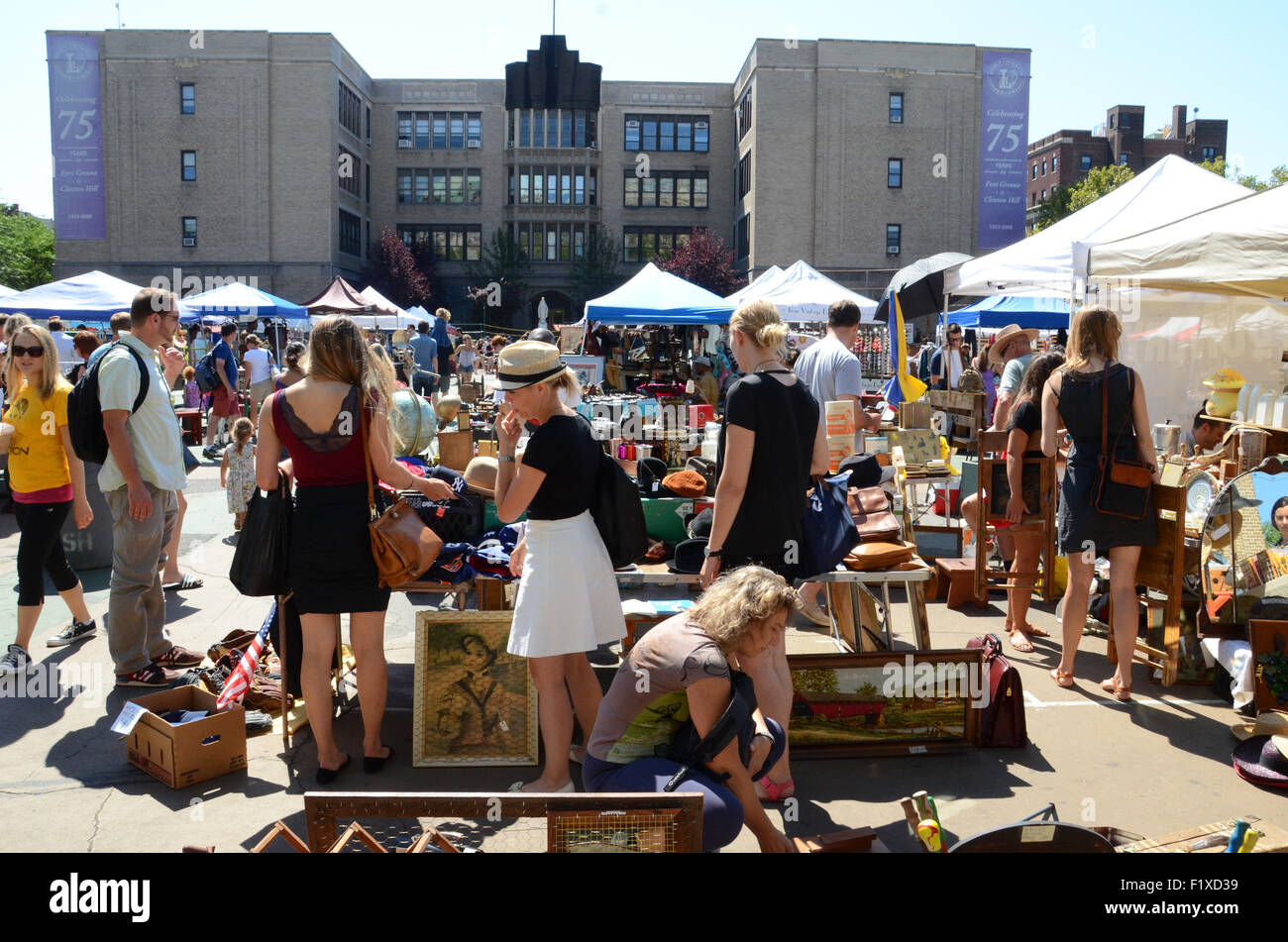 Marché aux puces de Brooklyn new york woman wearing hat stalles antique vintage shopping verrerie cruches bouteilles mobilier livres Banque D'Images