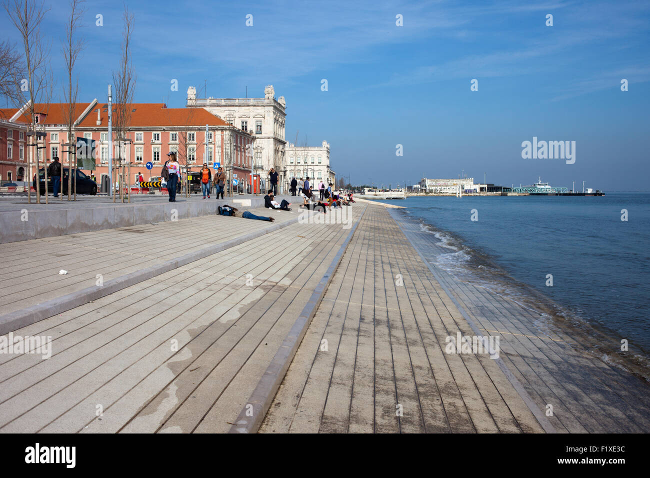 Portugal, Lisbonne, Ribeira das Naus - Front Ribeirinha waterfront au tage, promenade de la ville, Banque D'Images