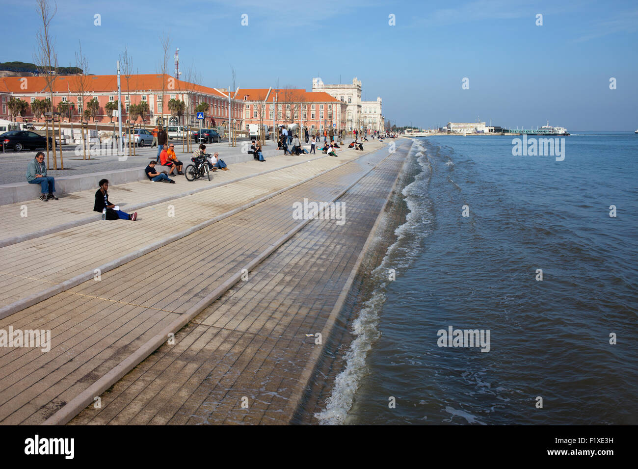 Portugal, Lisbonne, Ribeira das Naus - Front Ribeirinha waterfront au tage, promenade de la ville, Banque D'Images