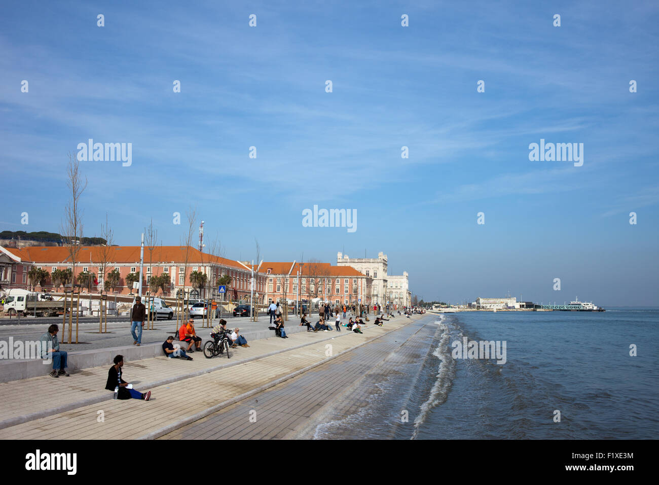 Portugal, Lisbonne, Ribeira das Naus - Front Ribeirinha waterfront au tage, promenade de la ville, Banque D'Images
