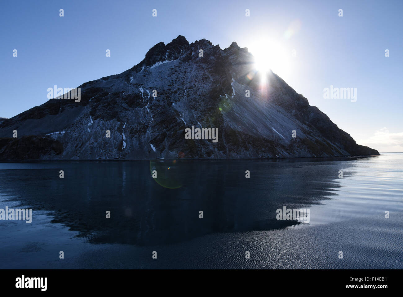 Mont Deuce vu de Cumberland Bay en Géorgie du Sud. Banque D'Images