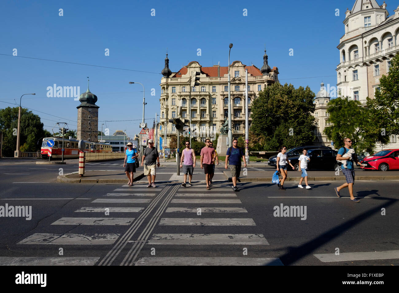 Les personnes qui traversent la rue à un passage pour piétons à Prague, République Tchèque, Europe Banque D'Images