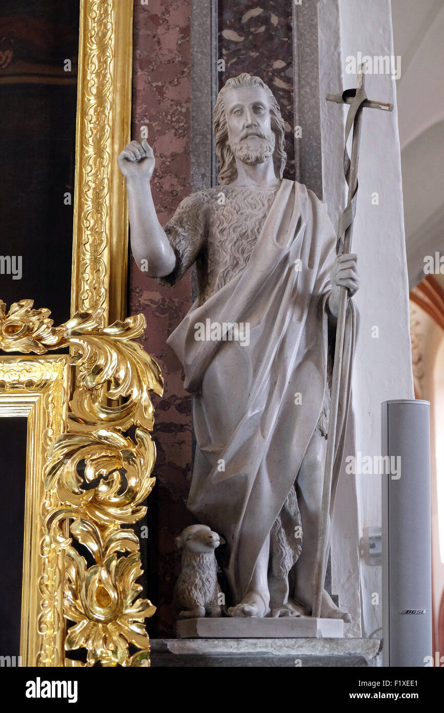 Saint Jean le Baptiste, statue sur l'autel dans la Cathédrale de St Nicholas à Novo mesto, Slovénie Banque D'Images Saint Jean le Baptiste, statue sur l'autel dans la Cathédrale de St Nicholas à Novo mesto, Slovénie Banque D'Images