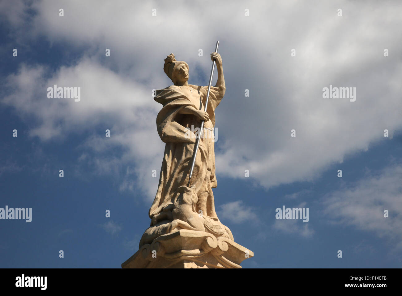 Statue de Saint George en face de la Cathédrale de Sainte Thérèse d'Avila, à Bjelovar Croatie Banque D'Images