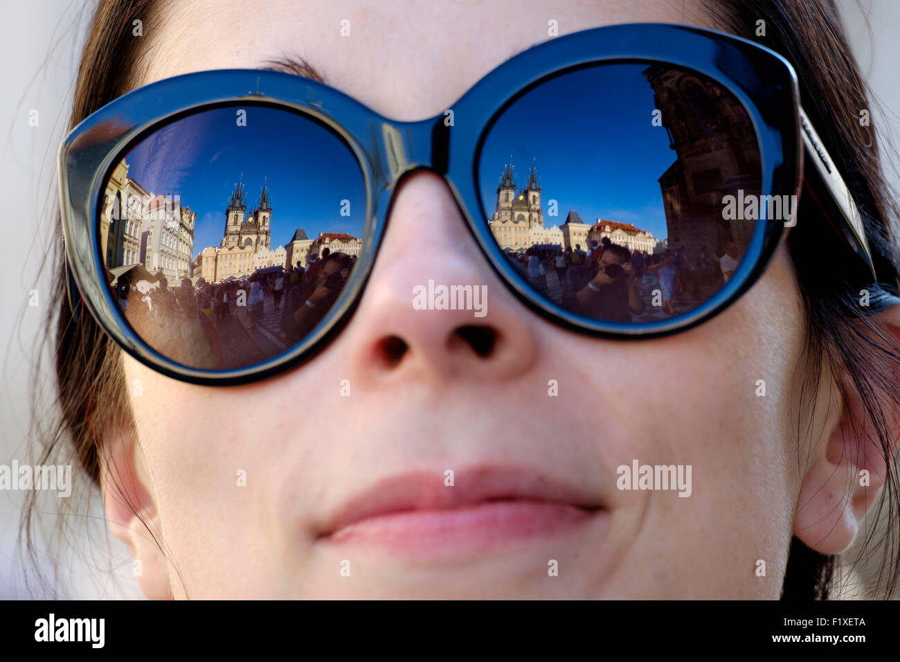 Église Notre Dame Avant Tyn reflétée sur une femme, les lunettes de soleil de Prague, République Tchèque, Europe Banque D'Images