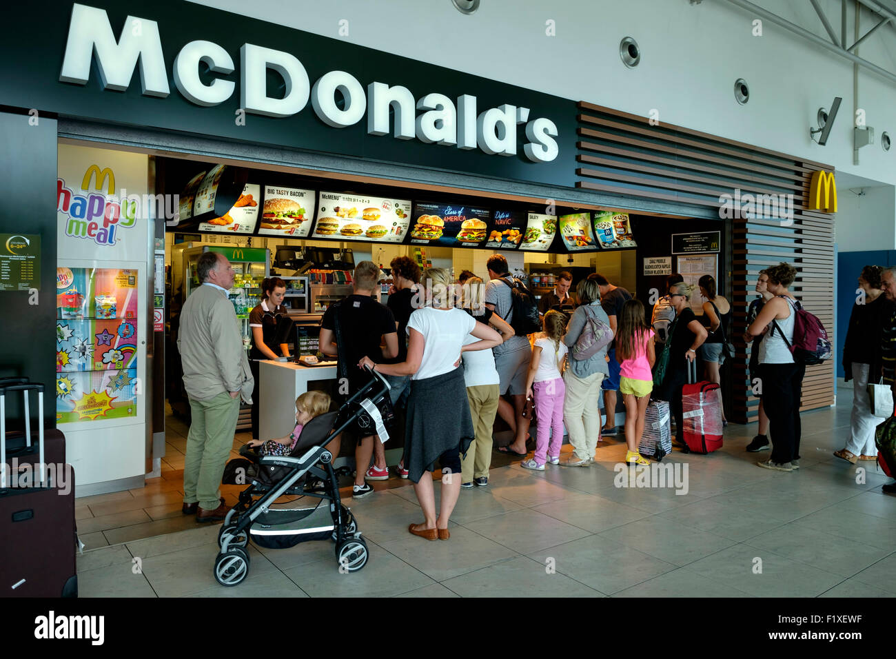 Restaurant McDonald's à l'Aéroport International de Ruzyne de Prague, en République Tchèque Banque D'Images