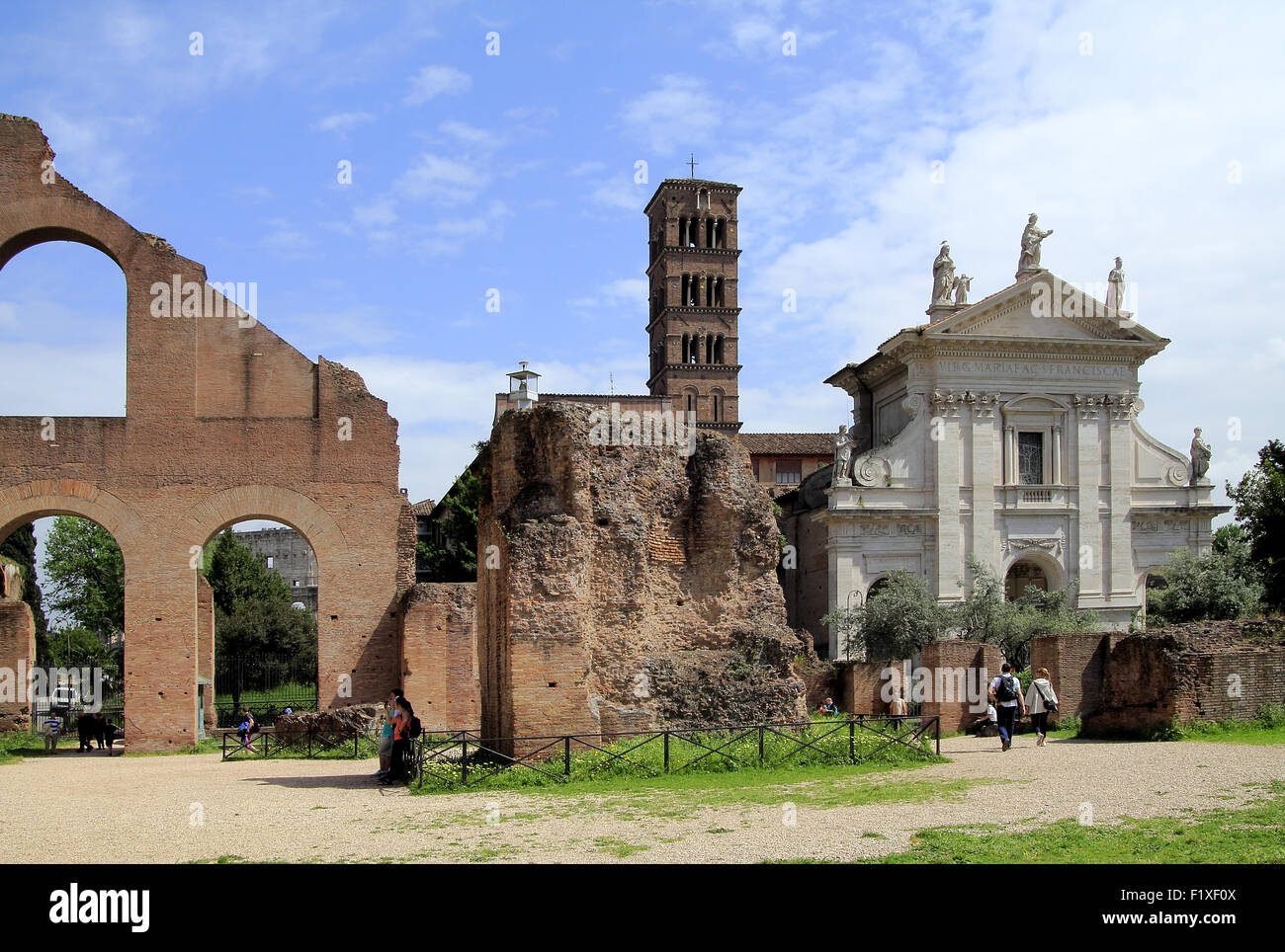 Le Forum Romain, les ruines anciennes, antiquités. Basilique de Maxence et Constantin (312). Église de Santa Francesca Romana. Rome. Banque D'Images