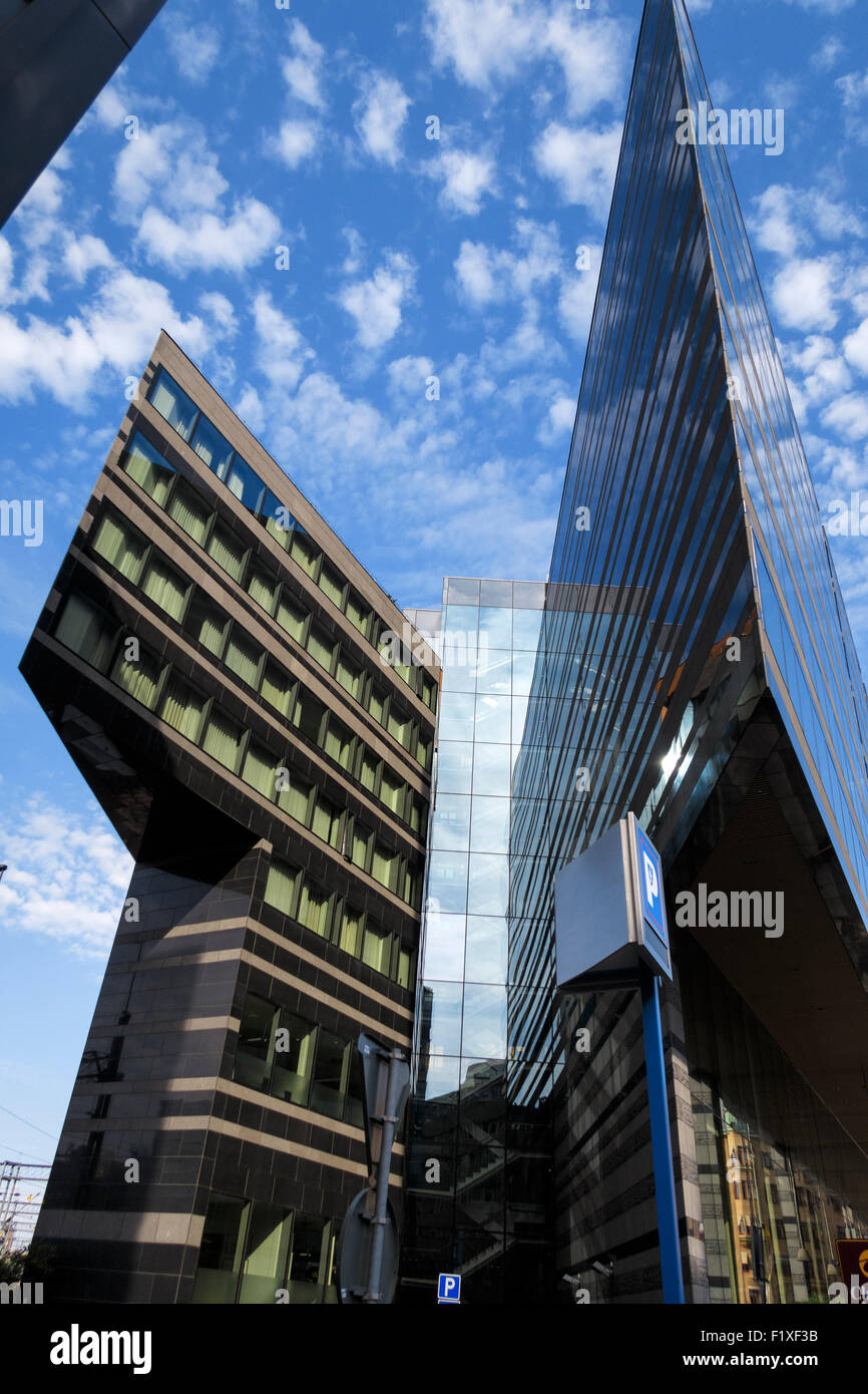 Les bâtiments à l'architecture moderne et de façades en verre angulaire Banque D'Images