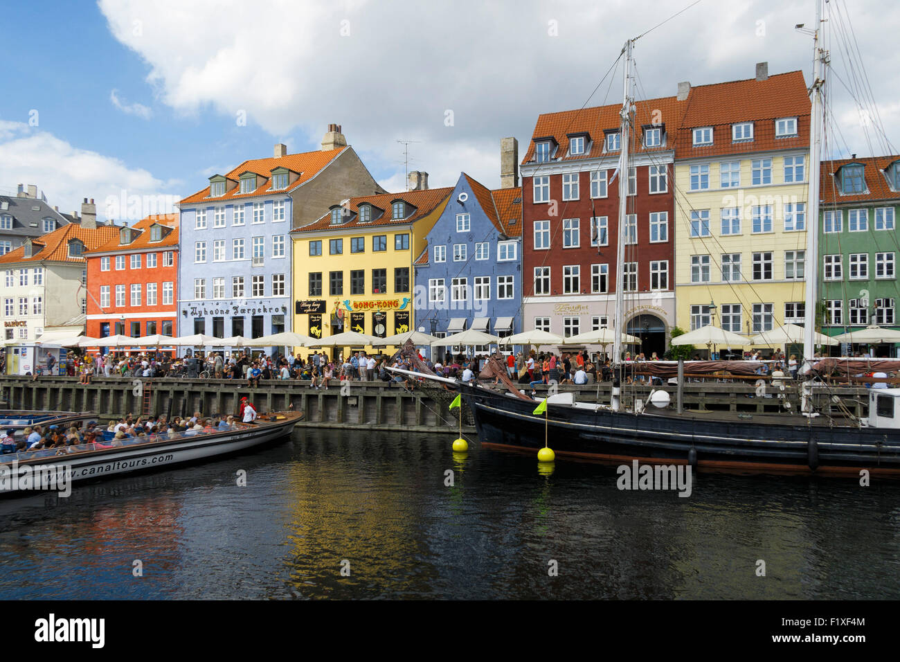 Rangée de maisons colorées au bord de l'eau du canal de Nyhavn à Copenhague, Danemark Banque D'Images