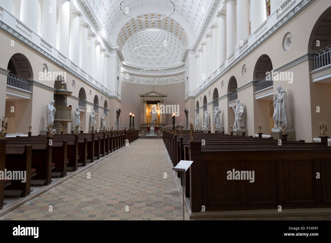 Des statues de Jésus le Christ et les douze apôtres par Thorvaldsen à l'intérieur de l'église Notre Dame, Copenhague, Danemark Banque D'Images