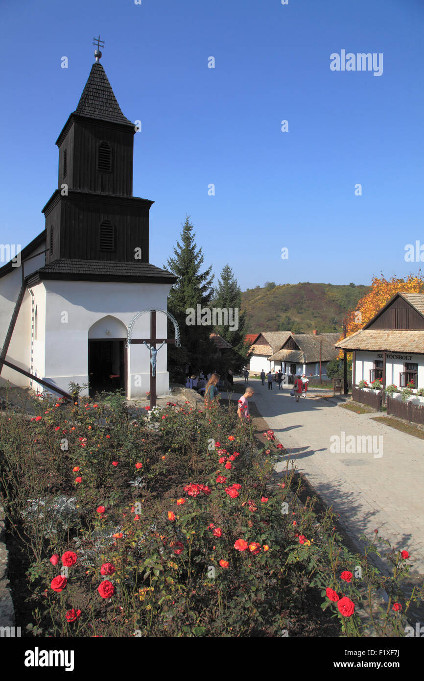 Hongrie Hollókő traditionnel village church Banque D'Images