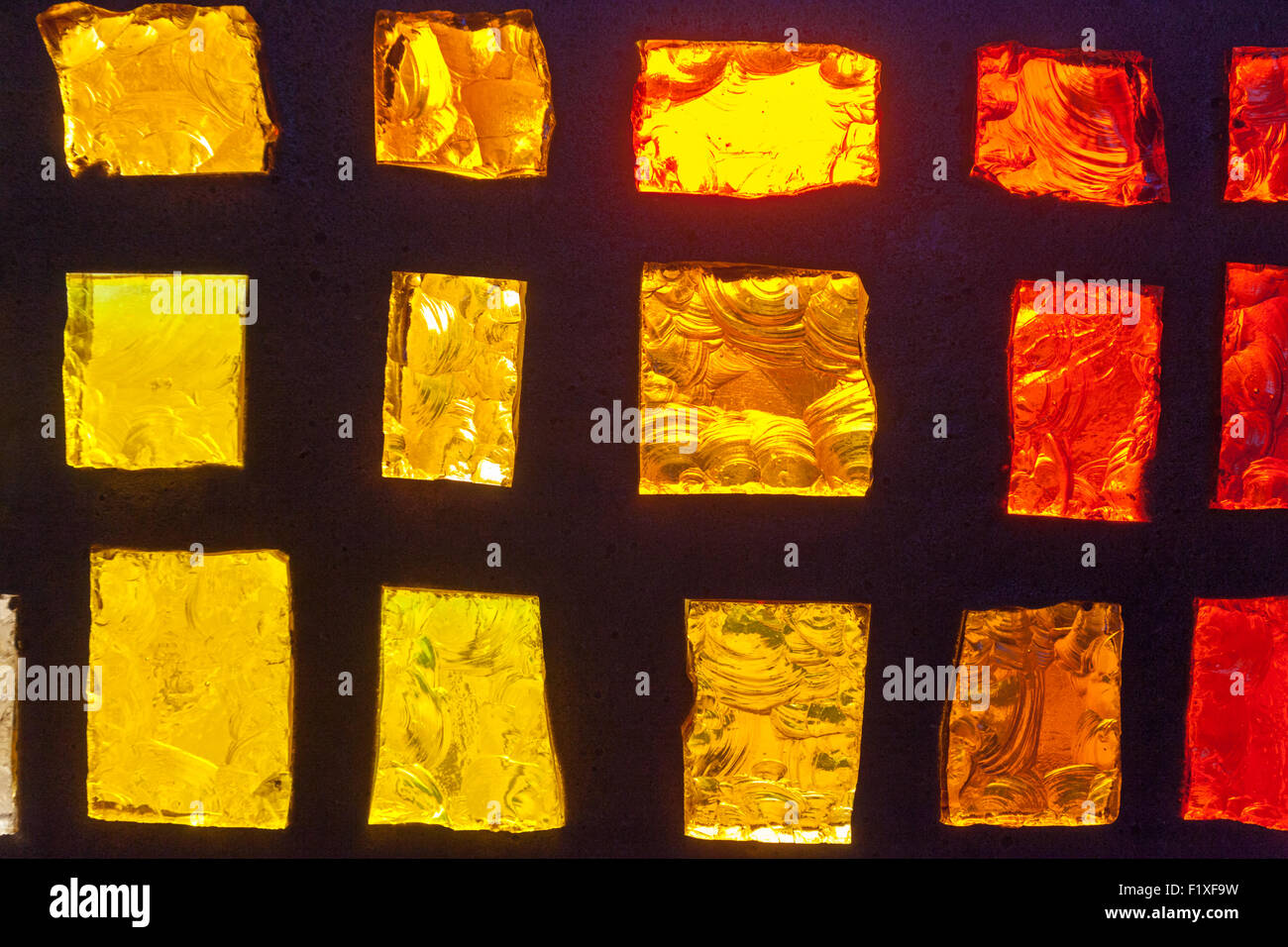 Les vitraux conçus par les moines à l'abbaye de Buckfast. Monastère bénédictin à Buckfast, près de Newton Abbot, Devon, UK Banque D'Images