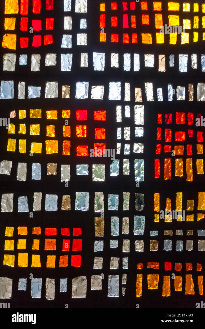 Les vitraux conçus par les moines à l'abbaye de Buckfast. Monastère bénédictin à Buckfast, près de Newton Abbot, Devon, UK Banque D'Images