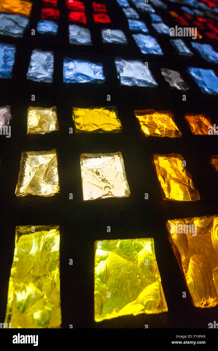 Les vitraux conçus par les moines à l'abbaye de Buckfast. Monastère bénédictin à Buckfast, près de Newton Abbot, Devon, UK Banque D'Images