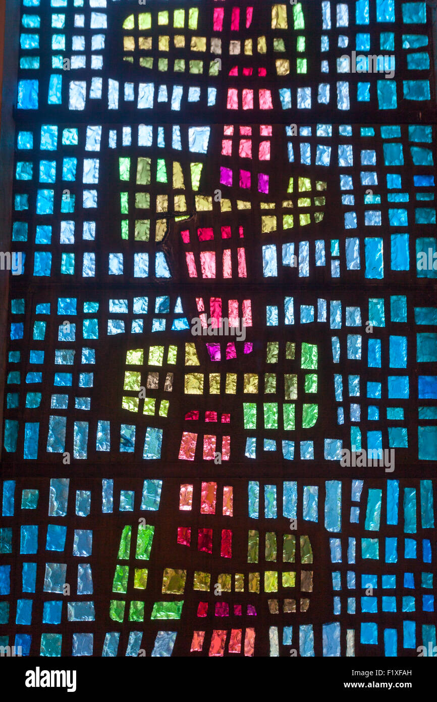 Les vitraux conçus par les moines à l'abbaye de Buckfast. Monastère bénédictin à Buckfast, près de Newton Abbot, Devon, UK Banque D'Images