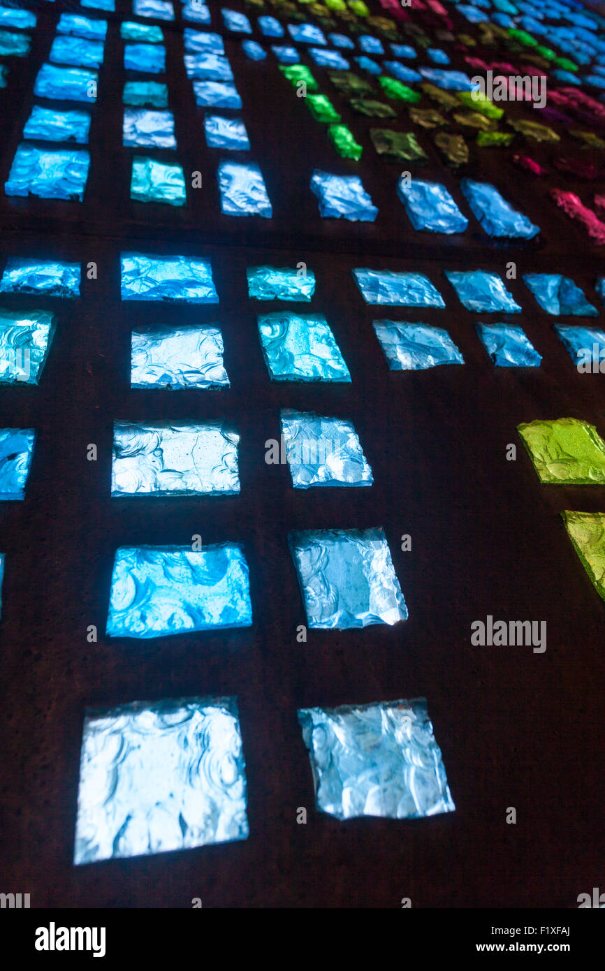 Les vitraux conçus par les moines à l'abbaye de Buckfast. Monastère bénédictin à Buckfast, près de Newton Abbot, Devon, UK Banque D'Images