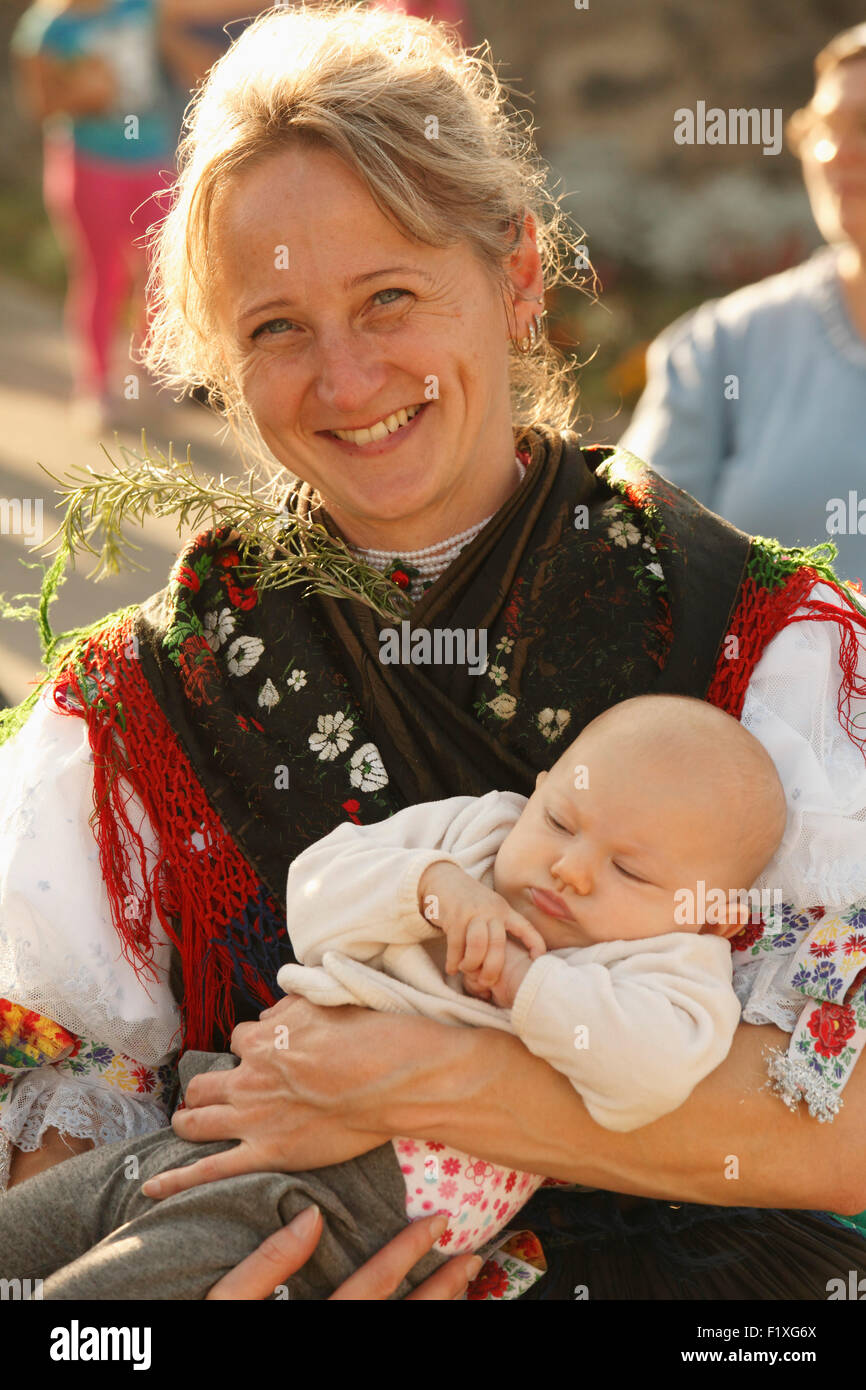 Hongrie Hollókő harvest festival personnes Banque D'Images