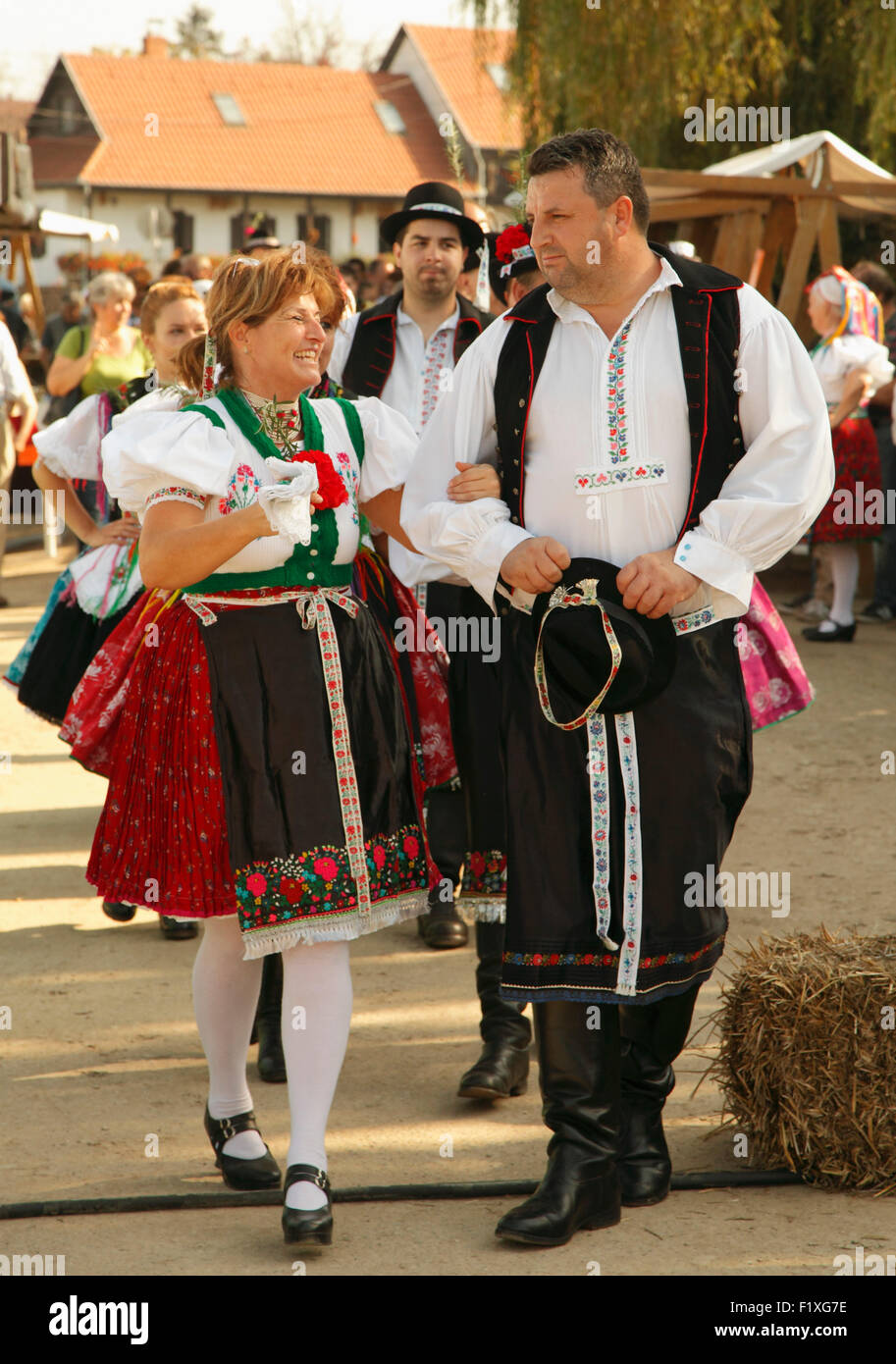 Hongrie Hollókő harvest festival personnes Banque D'Images