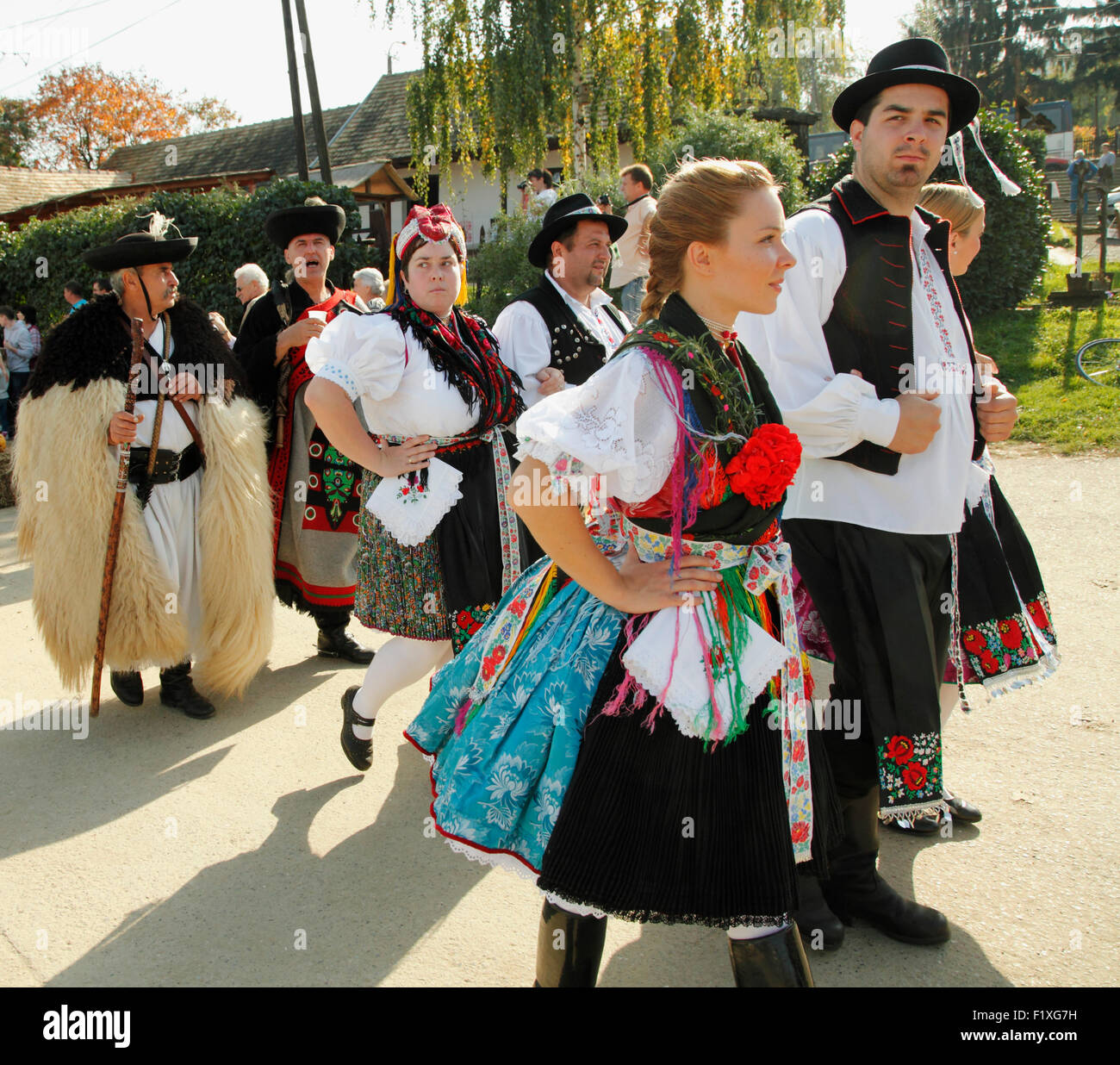 Hongrie Hollókő harvest festival personnes Banque D'Images