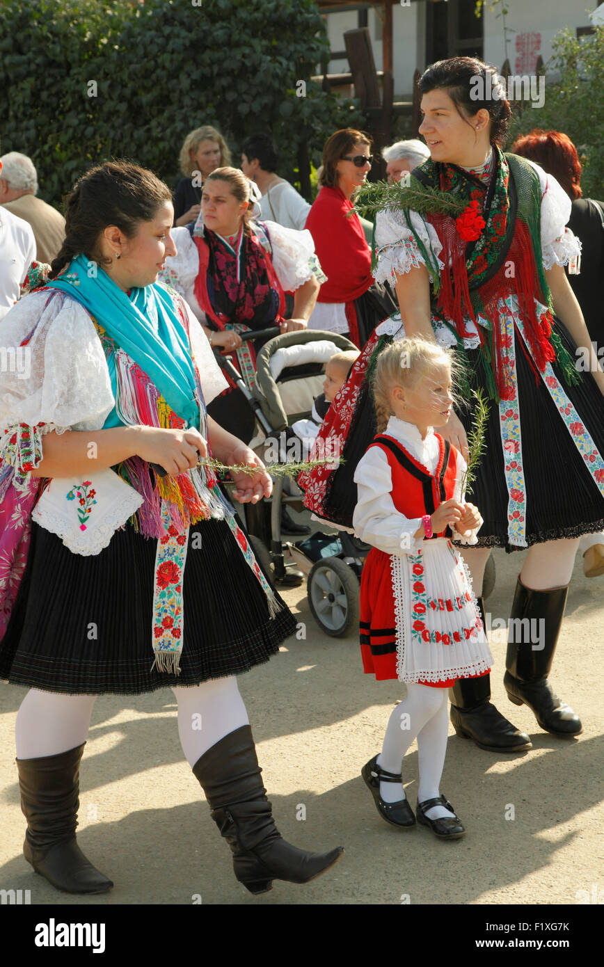 Hongrie Hollókő harvest festival personnes Banque D'Images