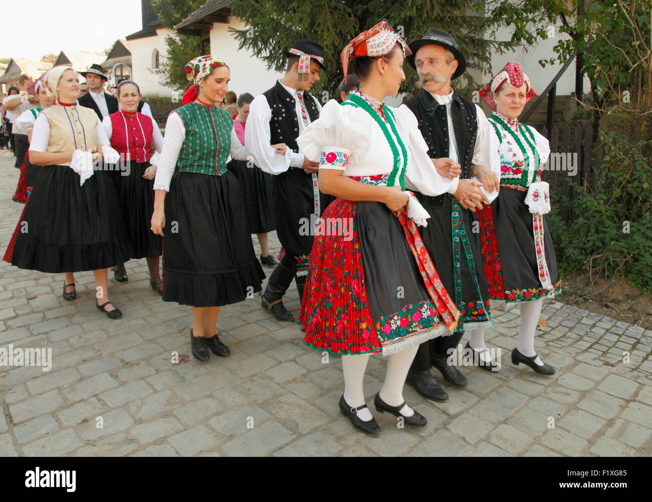 Hongrie Hollókő harvest festival personnes Banque D'Images