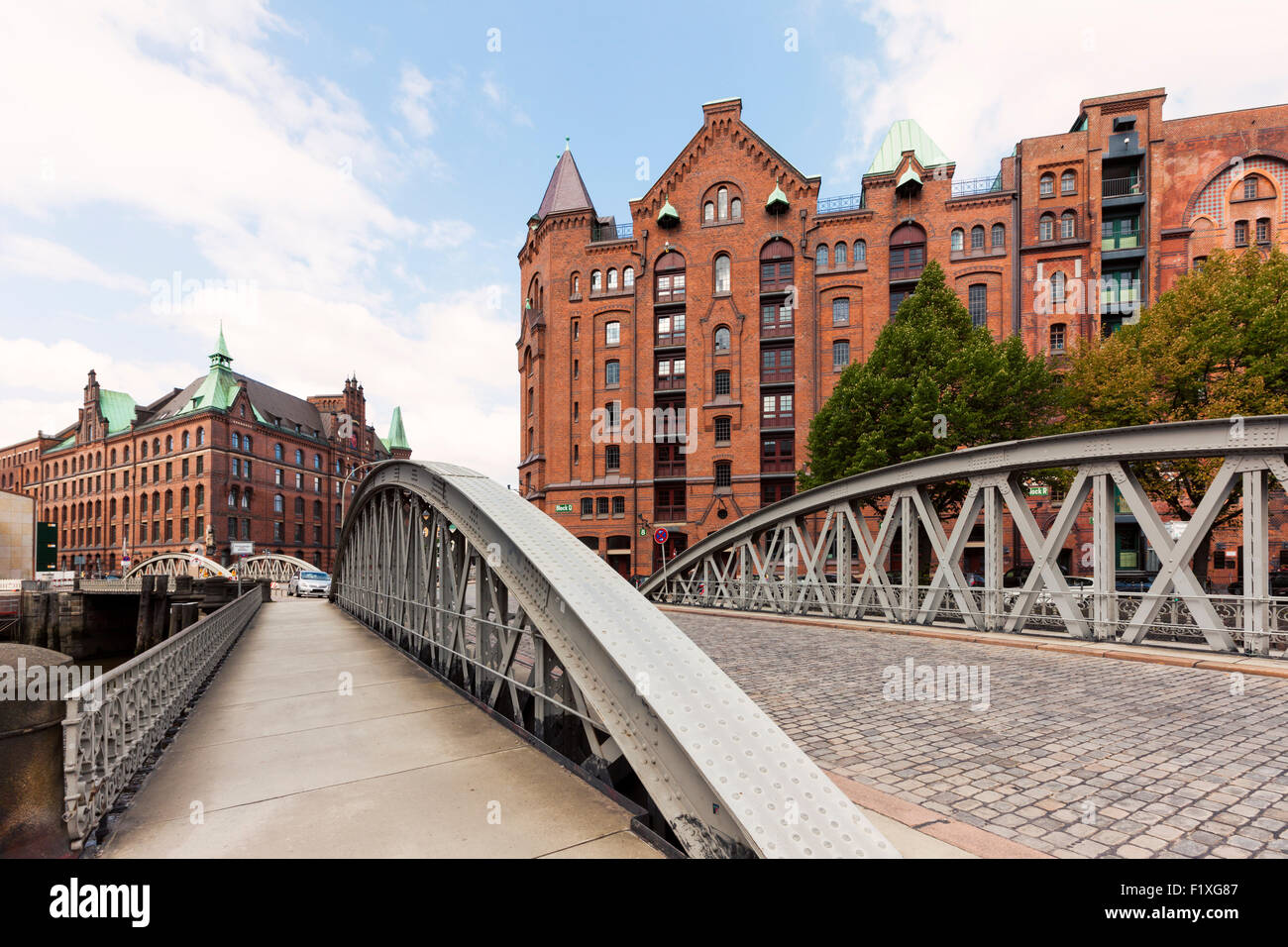 Entrepôt historique bâtiments et Neuwerwegsbrücke pont à Hamburg Speicherstadt Banque D'Images