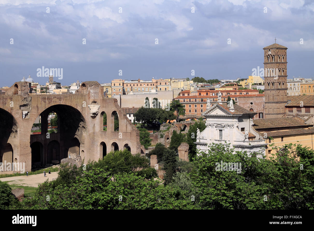 Le Forum Romain, les ruines anciennes, antiquités. Basilique de Maxence et Constantin (312). Église de Santa Francesca Romana. Rome Banque D'Images