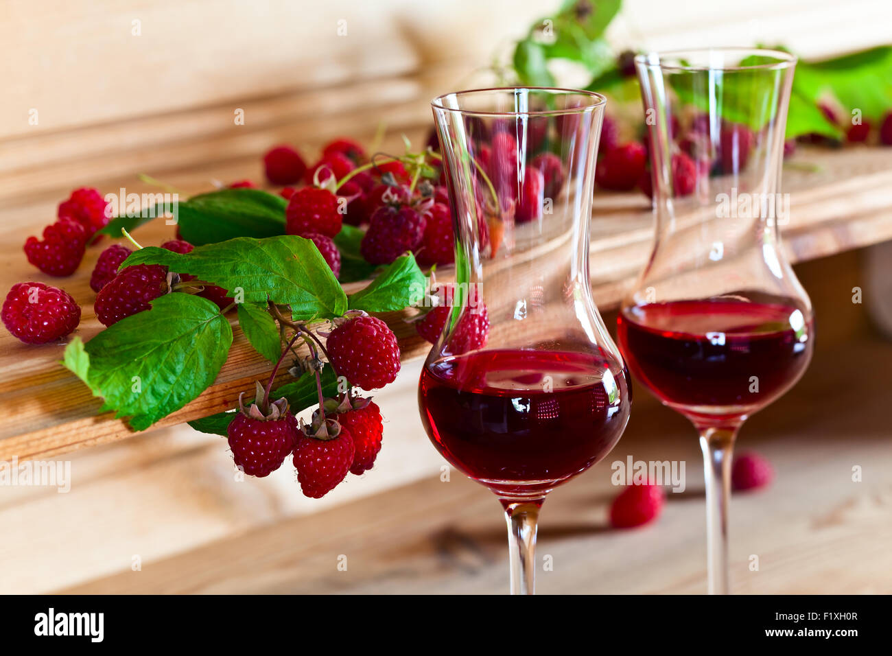 Liqueur de framboise et de baies mûres avec des feuilles Banque D'Images