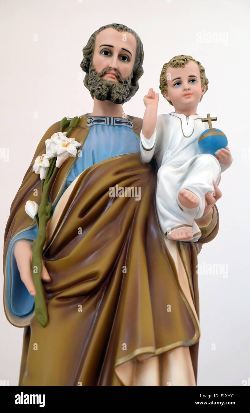 Saint Joseph tenant l'enfant Jésus, statue dans l'église de Saint François d'assise à Zagreb, Croatie le 07 mai, 2015 Banque D'Images