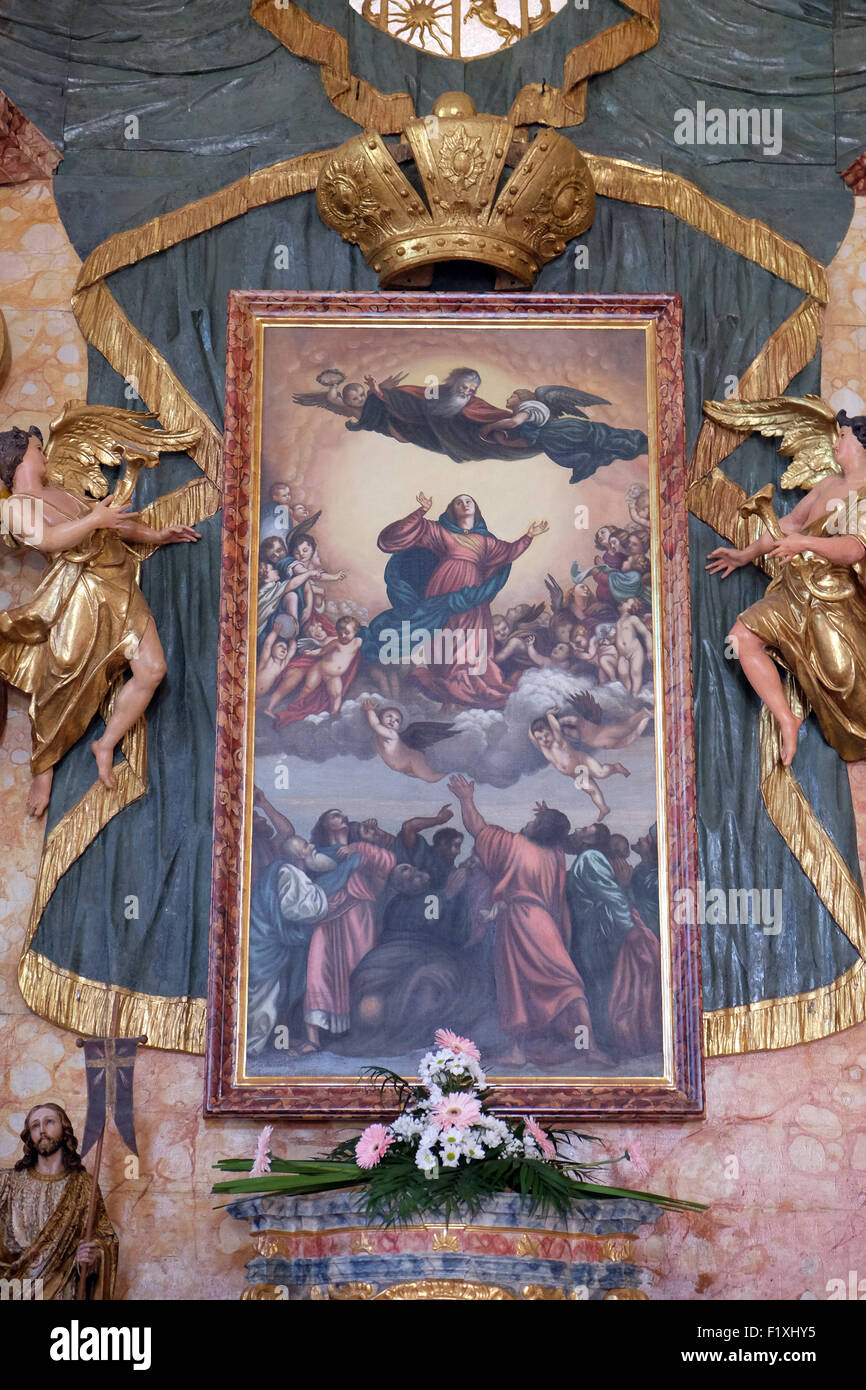 L'autel principal dans l'église de l'Assomption de la Bienheureuse Vierge Marie à Pakrac, Croatie Banque D'Images