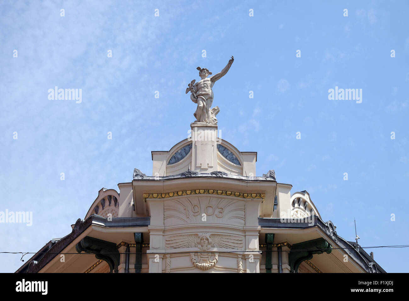 Mercure, le dieu romain, en haut de la Galeria Emporium, ancien Centre Mercur (1903), Ljubljana, Slovénie Banque D'Images