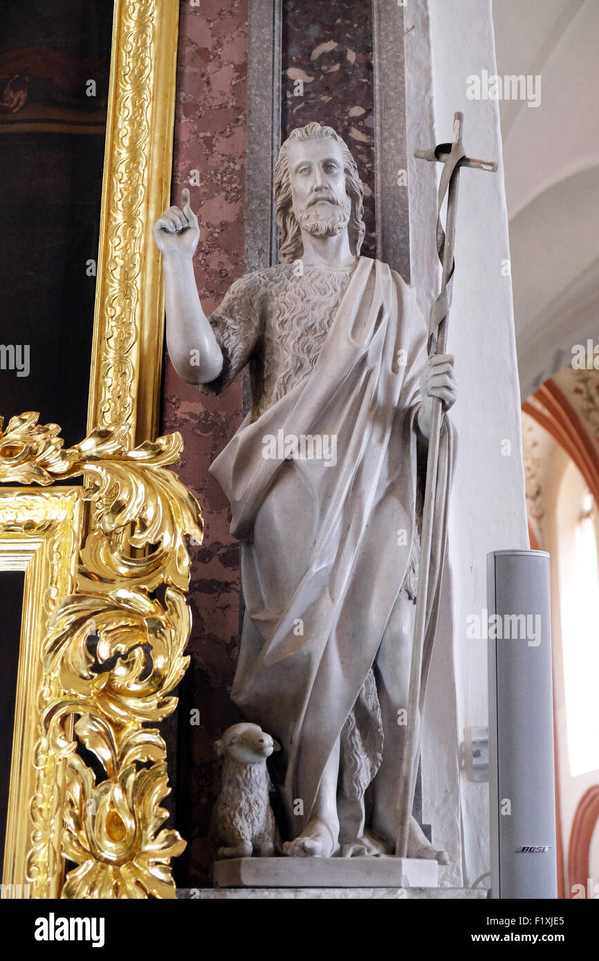 Saint Jean le Baptiste, statue sur l'autel dans la Cathédrale de St Nicholas à Novo mesto, Slovénie Banque D'Images Saint Jean le Baptiste, statue sur l'autel dans la Cathédrale de St Nicholas à Novo mesto, Slovénie Banque D'Images